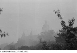 Silhouette des Schlosses Wernigerode im Morgennebel