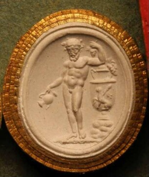 Nackter Silenus mit einem Krug, sich an eine Amphore lehnend (Daktyliothek, Erstes Mythologisches Tausend)