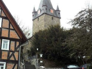 Ansicht von Südosten mit Kirche über Kirchturm in erhöhter Lage am Ortsrand