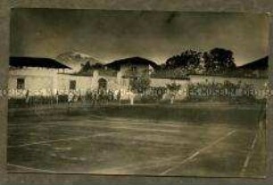 Europäer und Afrikaner bei einem Tennisplatz in Moschi