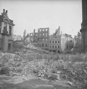 Dresden nach der Bombardierung vom 13./14. Februar 1945. Blick von der Ruine des Coselpalais auf die zerstörten Wohnhäuser auf der Salzgasse