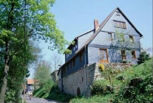 die "Hügelsburg", altes Bauernhaus mit Kellergewölben; Denkmal