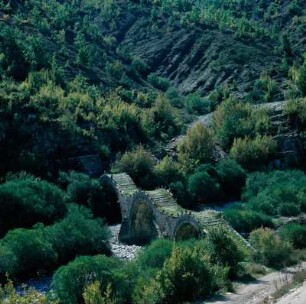 Kipi, Türkische Eselrückenbrücke bei Kipi in der Zagoria