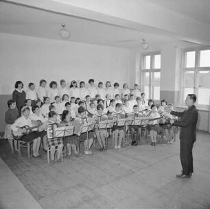 Schulchor Räckelwitz unter der Leitung von Jan-Dytar Hajnk-Förster : Šulski chór Worklecy. Wuměłski nawoda a wučer Jan-Dytar Hajnk. Räckelwitz / Worklecy