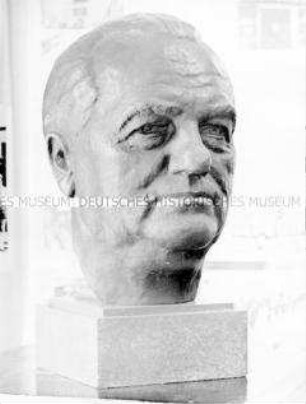 Büste Wilhelm Piecks in einer Gedenkstätte