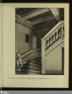 Treppenaufgang im Grünhagenhaus mit geschnitzter Balustrade und schildhaltendem Löwen