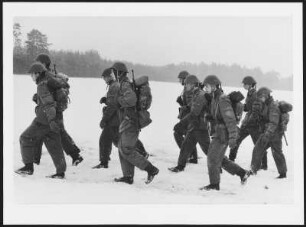 Soldaten bei der Abschlussübung in der Grundausbildung der NVA