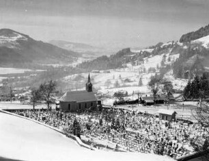 Winterbilder. Friedhof mit Kirche im Gebirge