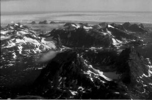 Kap Dan: Luftbilder, Küstenfjorde mit Blick über die Berge