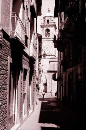 Bellagio: obere Gasse mit Kirchturm