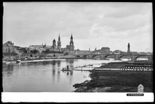Dresden, Blick vom Neustädter Elbufer auf die Altstadt mit Augustusbrücke