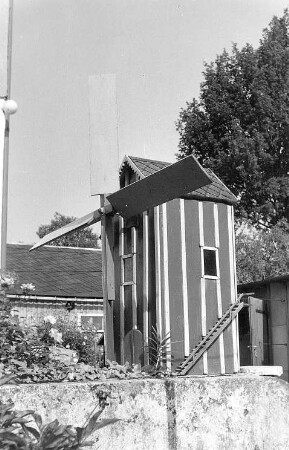 Schönbach. Miniaturwindmühle (Haus-Nr. 84)