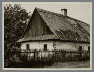 Oberschlesien. Bei Ratbor. Altes Bauerngehöft im Blockhaus-Stil. Das Dach ist mit Holzschindeln und Stroh gedeckt