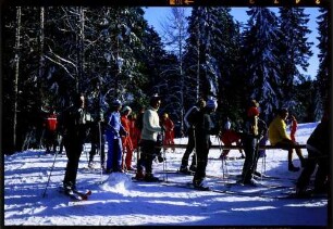 Schauinsland: Skiläufer stehen vor Lift