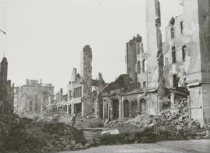 Zerstörte Wohn- und Geschäftshäuser (Ecke Gewandhausstraße)