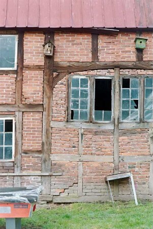 Hörn 23: Hofanlage: Fachwerkdurchfahrtshaus von 1753: in Verfall: Giebelseite Wohntrakt, Teilansicht Mitte: in ehemaligem Scheunentor Gefache, Sprossenfenster