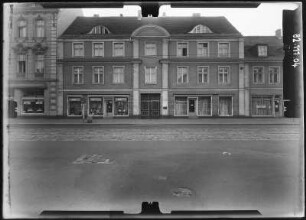 Potsdam, Friedrich-Ebert-Straße 87. Wohnhaus mit Läden. Straßenfront