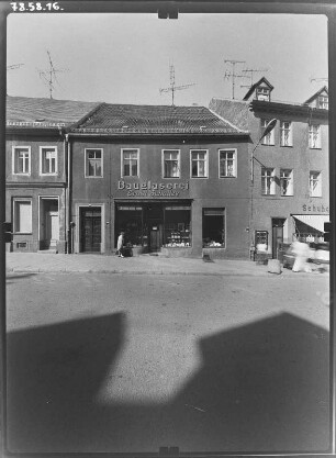 Torgau, Salvador-Allende-Straße (Bäckerstraße) 14. Wohnhaus mit Läden (18. Jh.). Straßenfront