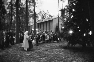 Deutsch-amerikanisches Weihnachtsliedersingen in der Paul-Revere-Siedlung.