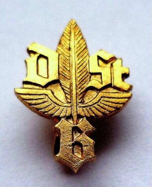 Goldene Nadel des Ehrenbriefes Deutscher Stenografenbund (mit Broschennadel) : Sammlung Beinhorn. Goldene Nadel des Ehrenbriefes Deutscher Stenografenbund (DStB mit geflügelter Feder, mit Broschennadel). Metall, vergoldet; Maße 16 x 11,5 mm (nach 1960). Dresden: SLUB R c 0213