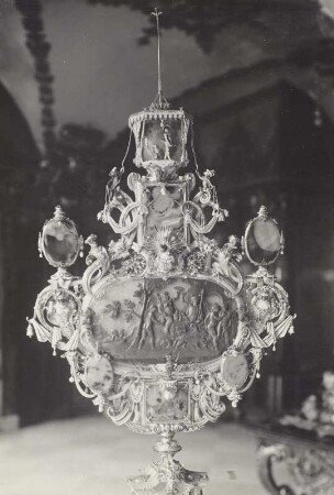 Des Lebens höchste Freuden, Kabinettstück Grünes Gewölbe : Kabinettstück "Höchste Freuden des Lebens" (1728; J. M. Dinglinger und weitere). Sardonyx, Achatplatten, Kelheimer Stein, Horn, Gold, Silber, vergoldet, Email, Kameen, Perlen, Achat, Diamanten, Saphire, Topase, Rubine, Smaragde, Moosachat und andere Edelsteine; H 139 cm. Dresden: Grünes Gewölbe VIII 379