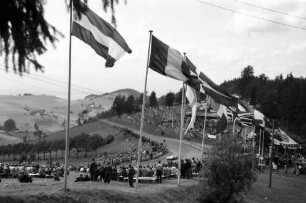 Schauinsland-Rennstrecke; Rennen; In der Holzschlägermatte: Fahnen an der Kurve
