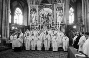 Freiburg: Münster, alle Priester stehend vor dem Altar