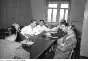 Dresden. Sachsenwerk Niedersedlitz, Angestellte des Sachsenwerkes werden über die Ergebnisse der Genfer Verhandlungen informiert, an denen Otto Nuschke als Beobachter teilnehmen konnte, 1956