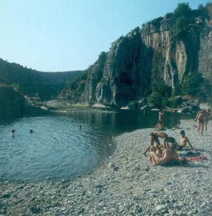 Ardéche-Tal. Badestelle an flachem Wasser