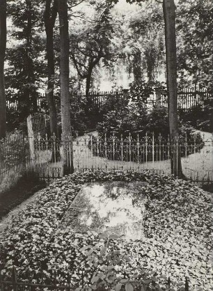 Bayreuth. Grabmal von Richard und Cosima Wagner im Garten des Hauses Wahnfried (vom Hofgarten zugänglich). Reproduktion einer Fotografie