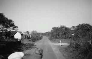 Reisefotos. Landstraße. Blick von einem Fahrzeug (vielleicht in Mexiko)