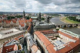 Dresden-Altstadt. Blick von der Kuppel der Frauenkirche über das Ständehaus und die Augustusbrücke nach Nordwesten