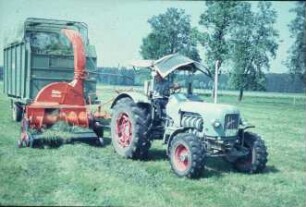 Fotografie: Erntetechnik, Feldhäcksler gezogen, Grassilage, Scheibenradfeldhäcksler, Allradtraktor