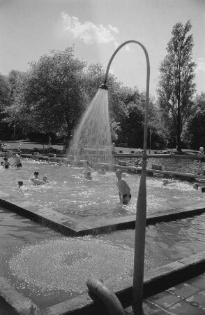 Bitterfeld. Schwimmbad. Dusche am Beckenrand