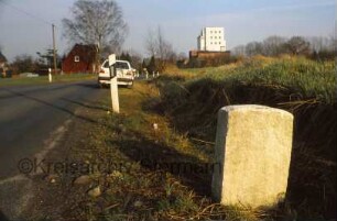 Barkhorst: Gemarkungs-Grenzstein ohne Inschrift: neben Landesstraße L90