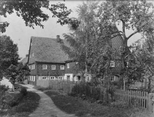 Niedercunnersdorf. Blick auf ein Umgebindehaus mit Zierschindeln