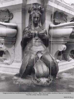 Neptunbrunnen : Unterbau für die Neptunstatue