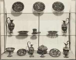 Vitrine 26: Schalen, Henkelkannen und Teller aus Limoges-Email