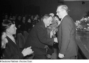 Feierliche Begrüßung des Bassisten Michailow