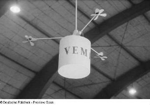Werbung der Vereinigung Volkseigener Betriebe des Elektromaschinenbaus (VEM) auf der Leipziger Herbstmesse 1954