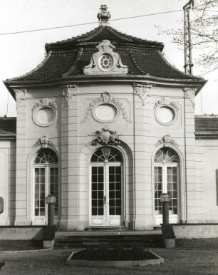 Dresden-Strehlen, Franz-Liszt-Straße. Pavillon (ehem. Privat-Eisenbahnstation Königliche Villa). 1897; G. R. Frölich. Mittelbau. Ansicht von Südwesten