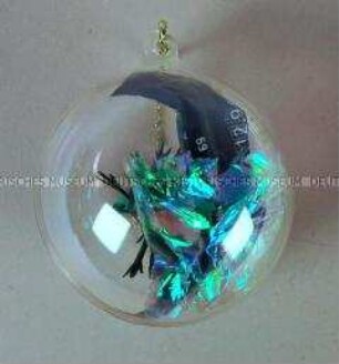 Christbaumschmuck: Kugel mit blauem Kondom