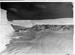 Staustufe Ottendorf. Durchfluss durch das Wehr bei mittlerem Hochwasser. Q = ungefähr 360 cbm. Linke und rechte Klappe auf 10° gelegt. Schweinfurter Pegel = 328 cm.