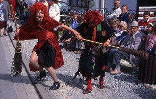 Der Harz - Hexenspuk : Verkleidete Hexen bei einem Volksfest. Aufgenommen im Harz ca. 1995