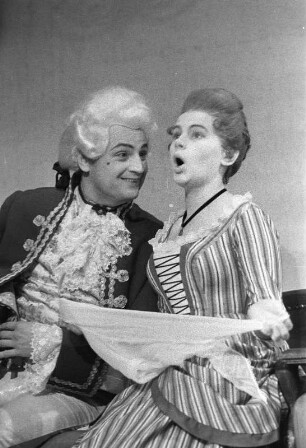 Szenenbilder aus "Die Mitschuldigen", Lustspiel von Johann Wolfgang von Goethe. Kammerspiele (Deutsches Theater) Berlin, Oktober 1961
