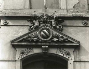 Dresden-Blasewitz, Naumannstraße 4. Villa. Um 1875. Portalbekrönung