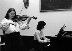 Freiburg: Kaufhaussaal; Konzert zum italienischen Nationalfeiertag; J. Minella Beaumont (Violine) und Rosabianca Rachel (Klavier)