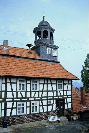 Hofseite der Gemeindeverwaltung (ehem . Schule)