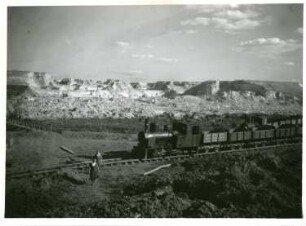 Hochwasserkatastrophe 1933 der Saale zwischen Bernburg und Nienburg. Blick gegen abgebrochene Steilwände der Kalkberge, im Vordergrund Güterzug