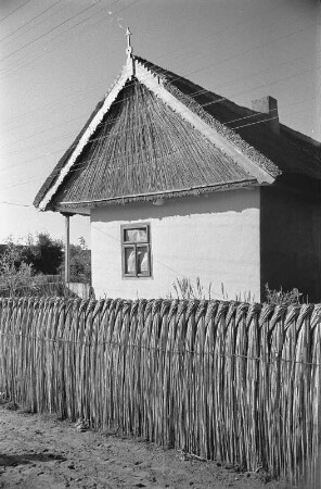 Reisefotos Rumänien. Bauernhaus mit Flechtzaun